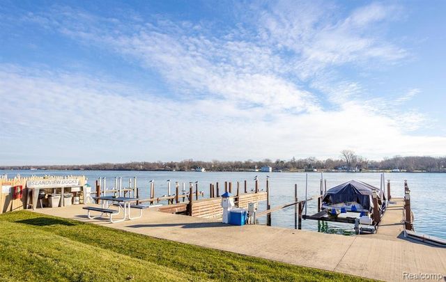 2445 Riverside Drive 206, Trenton, MI 48183