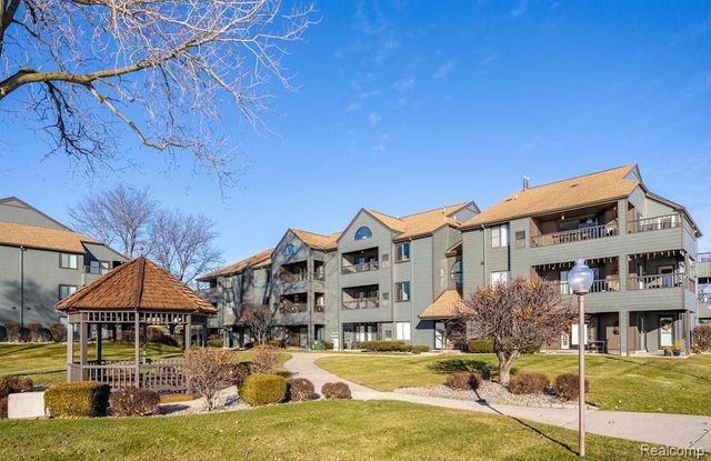 2445 Riverside Drive 206, Trenton, MI 48183