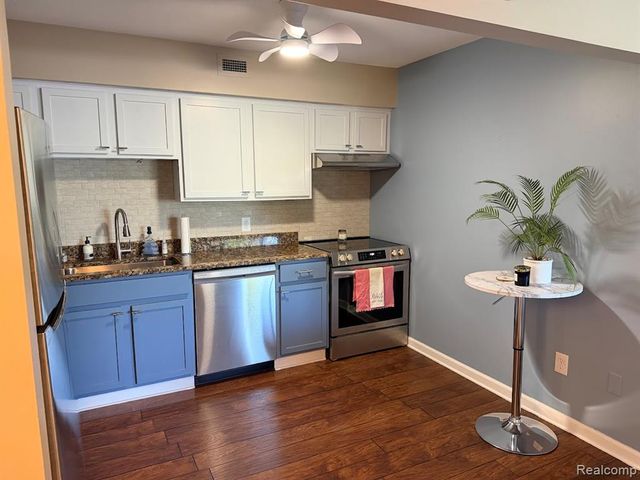 2445 Riverside Drive 206, Trenton, MI 48183