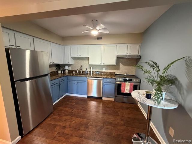 2445 Riverside Drive 206, Trenton, MI 48183