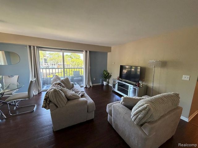 2445 Riverside Drive 206, Trenton, MI 48183