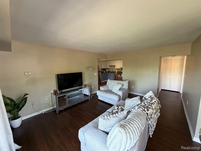 2445 Riverside Drive 206, Trenton, MI 48183