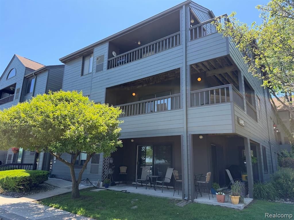 2445 Riverside Drive 206, Trenton, MI 48183