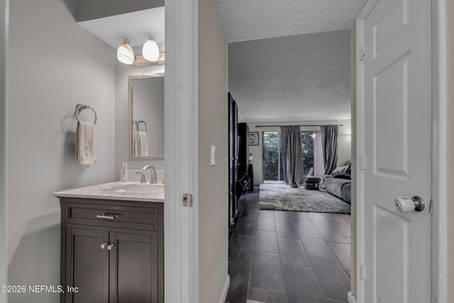 5811 ATLANTIC Boulevard 201, Jacksonville, FL 32207