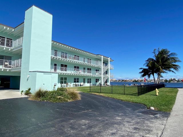 219 Lakeview 102 Avenue 102, Lantana, FL 33462
