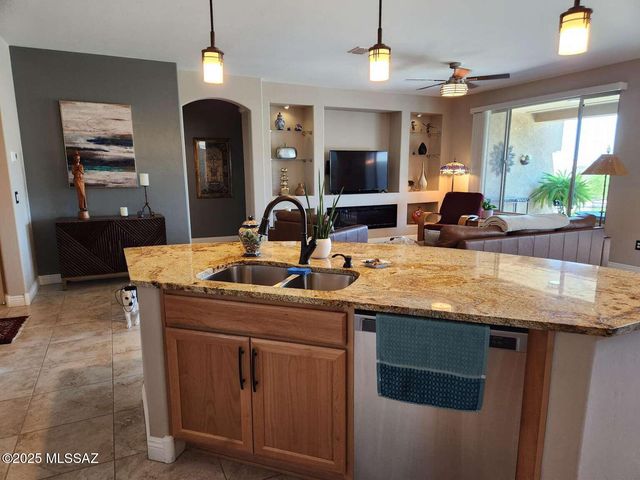 7100 W Cliff Spring Trail, Marana, AZ 85658