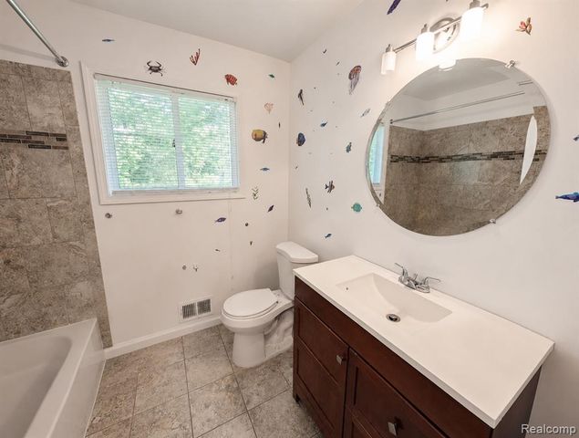 20471 Hollywood Street, Harper Woods, MI 48225