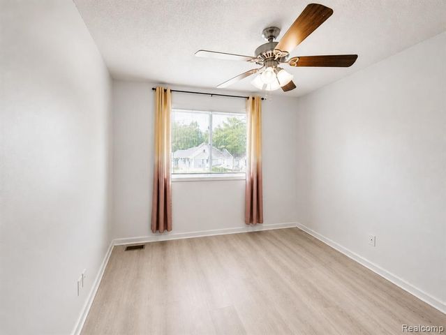 20471 Hollywood Street, Harper Woods, MI 48225