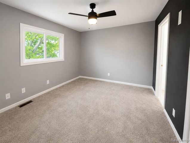 20471 Hollywood Street, Harper Woods, MI 48225