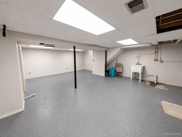 20471 Hollywood Street, Harper Woods, MI 48225