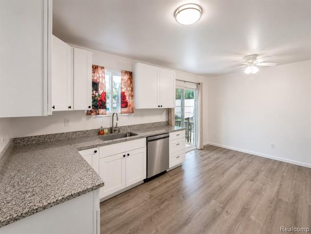 20471 Hollywood Street, Harper Woods, MI 48225