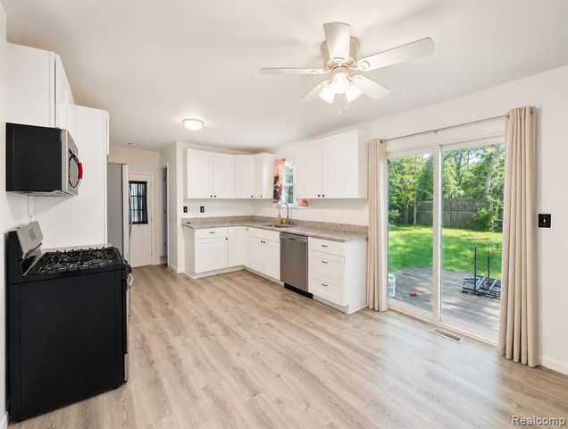 20471 Hollywood Street, Harper Woods, MI 48225