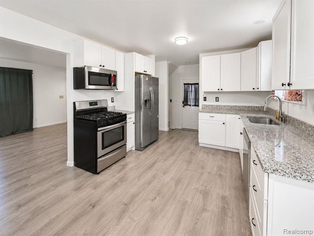 20471 Hollywood Street, Harper Woods, MI 48225