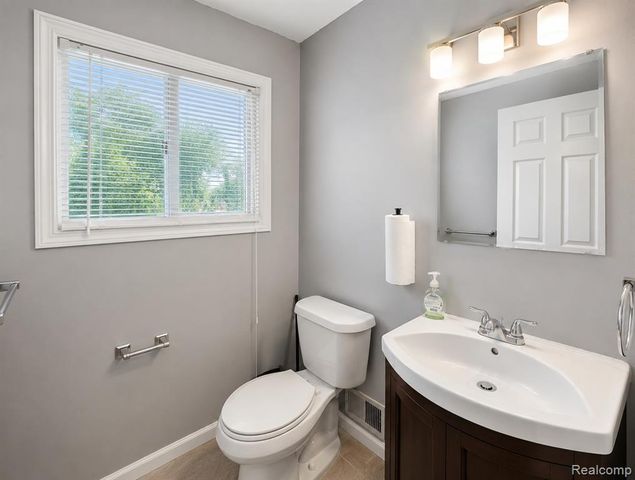 20471 Hollywood Street, Harper Woods, MI 48225