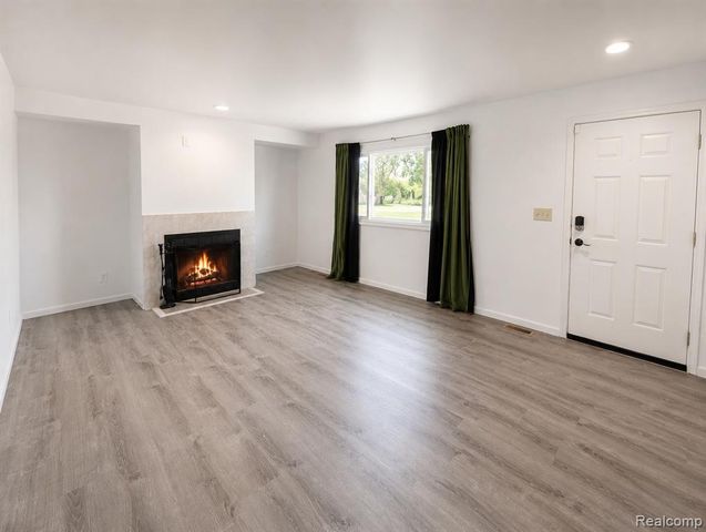 20471 Hollywood Street, Harper Woods, MI 48225