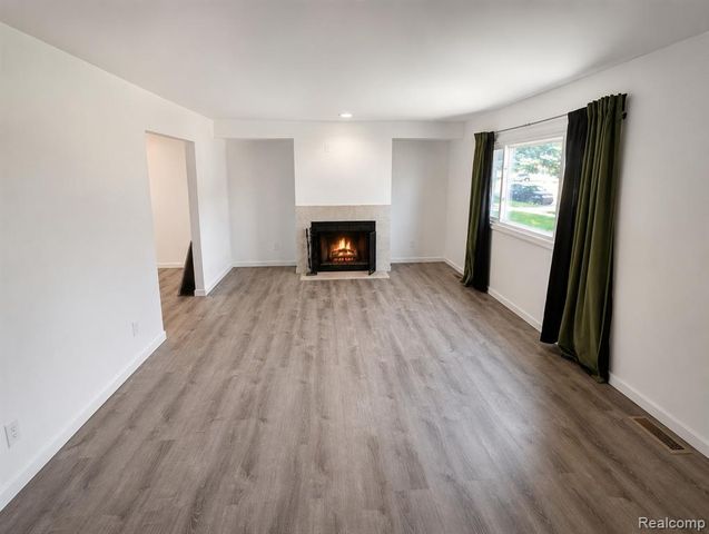 20471 Hollywood Street, Harper Woods, MI 48225
