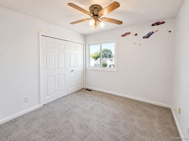 20471 Hollywood Street, Harper Woods, MI 48225