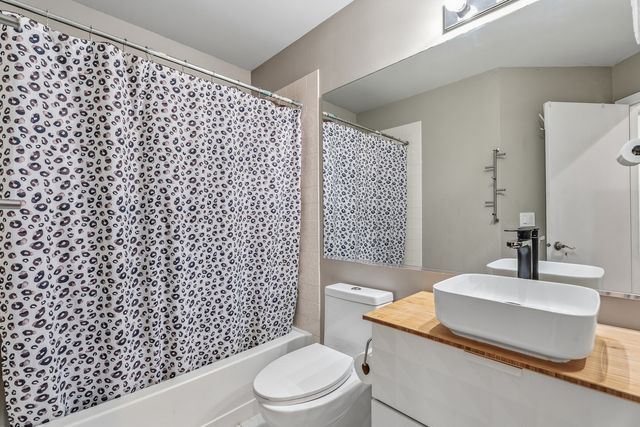 568 Cambridge Drive, Grayslake, IL 60030