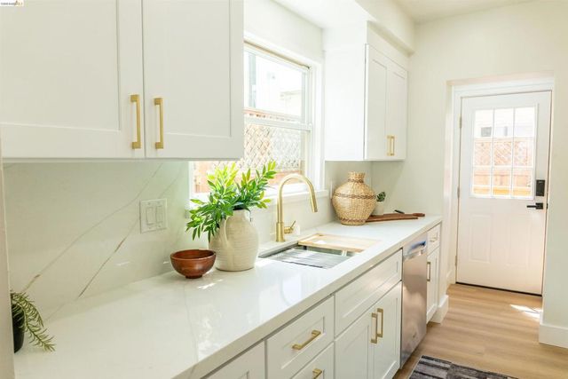 2066 Encinal Ave, Alameda, CA 94501