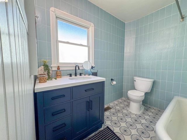 2066 Encinal Ave, Alameda, CA 94501