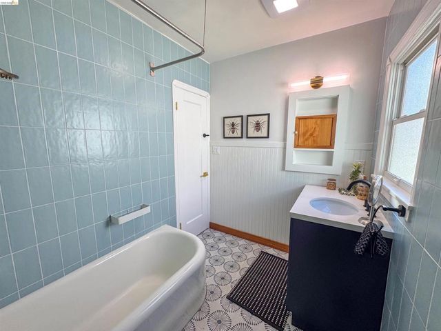 2066 Encinal Ave, Alameda, CA 94501