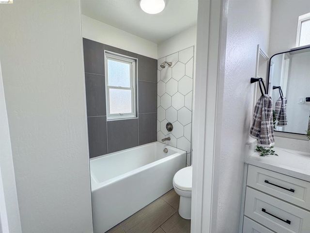 2066 Encinal Ave, Alameda, CA 94501