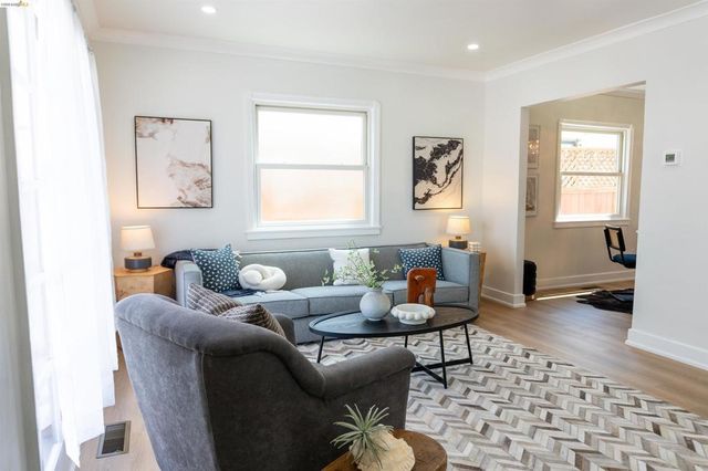 2066 Encinal Ave, Alameda, CA 94501