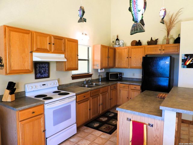 1081 Summit, Lakehills, TX 78063