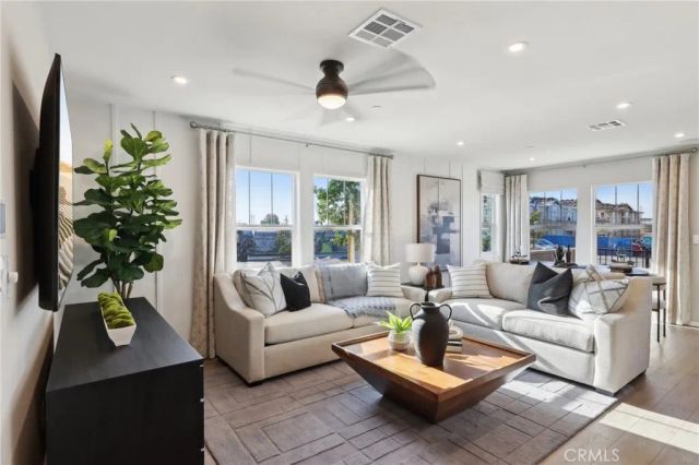 15563 April Dawn Way 5, Fontana, CA 92336