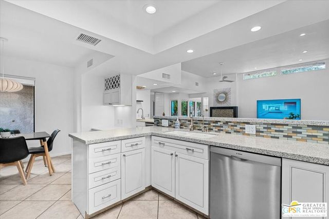 1561 S Cerritos Drive, Palm Springs, CA 92264