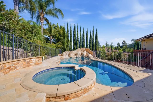 2075 Mantelli Drive, Gilroy, CA 95020