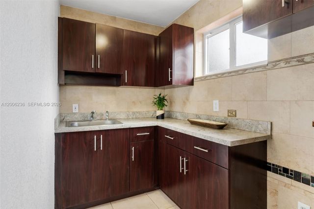 9625 SW 47th St, Miami, FL 33165