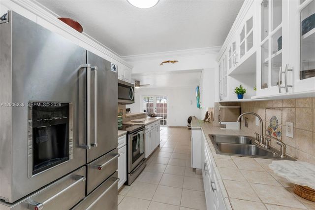 9625 SW 47th St, Miami, FL 33165
