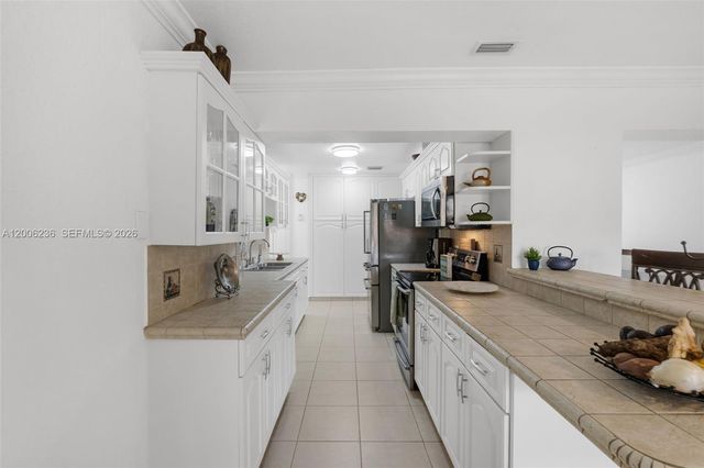 9625 SW 47th St, Miami, FL 33165