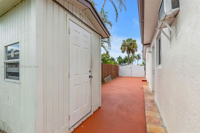 9625 SW 47th St, Miami, FL 33165