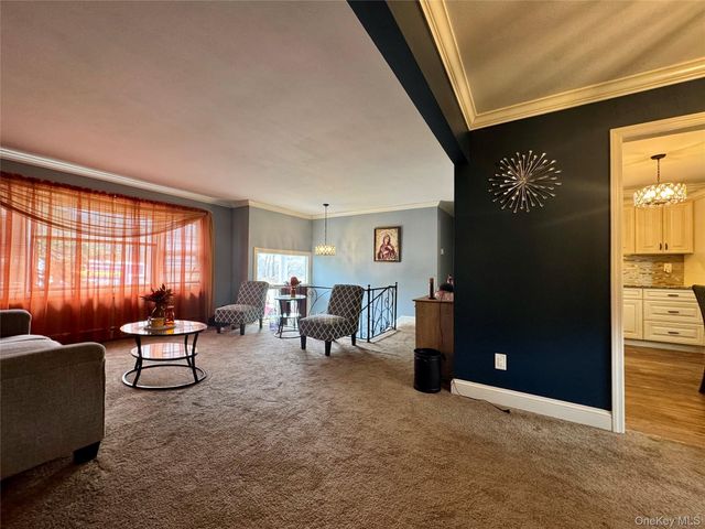 160 Lincoln Boulevard, Hauppauge, NY 11788