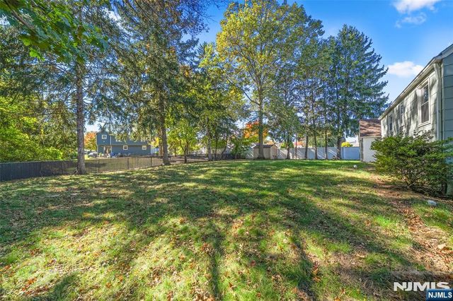 98 Jackson Avenue, Pequannock Township, NJ 07444