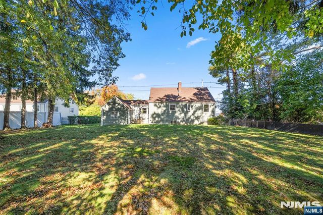 98 Jackson Avenue, Pequannock Township, NJ 07444