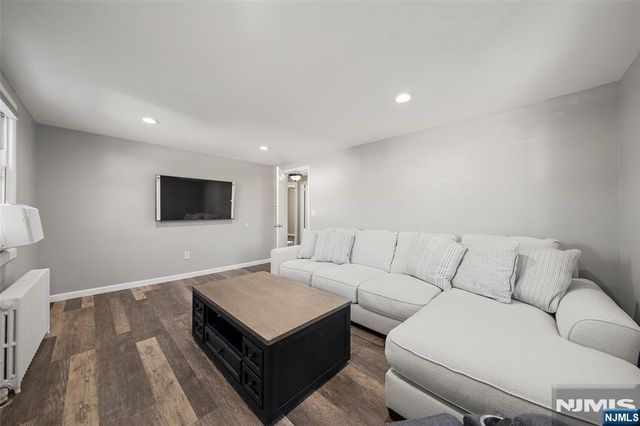 98 Jackson Avenue, Pequannock Township, NJ 07444