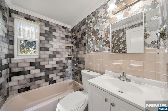 98 Jackson Avenue, Pequannock Township, NJ 07444