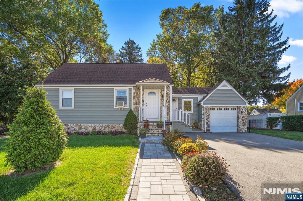 98 Jackson Avenue, Pequannock Township, NJ 07444