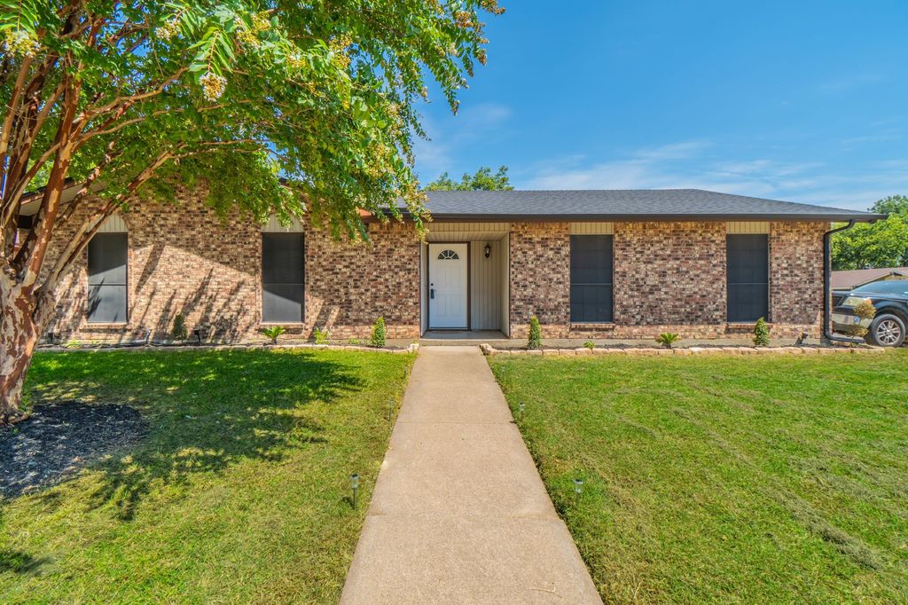 1011 Whippoorwill Court, Arlington, TX 76014