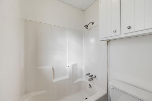 104 Mesa Drive, Glenn Heights, TX 75154