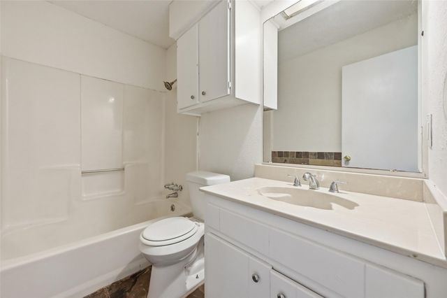 104 Mesa Drive, Glenn Heights, TX 75154