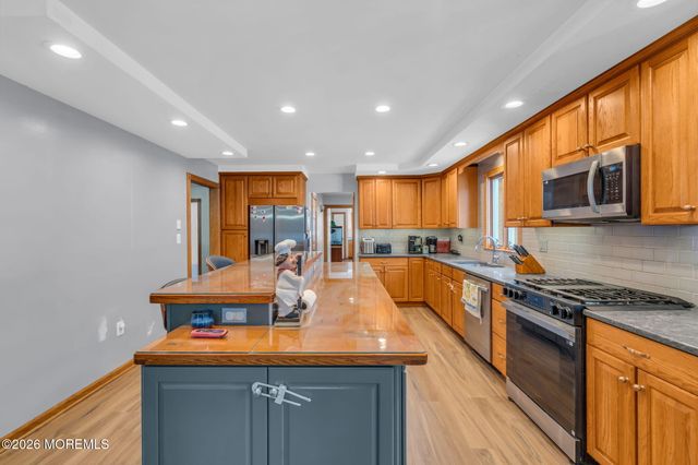 8 West Avenue, Old Bridge, NJ 08857