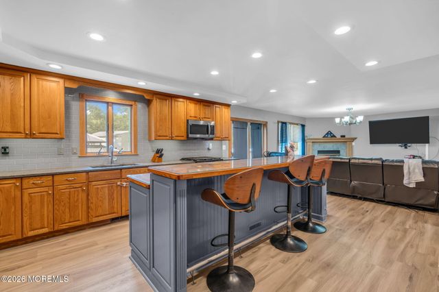 8 West Avenue, Old Bridge, NJ 08857