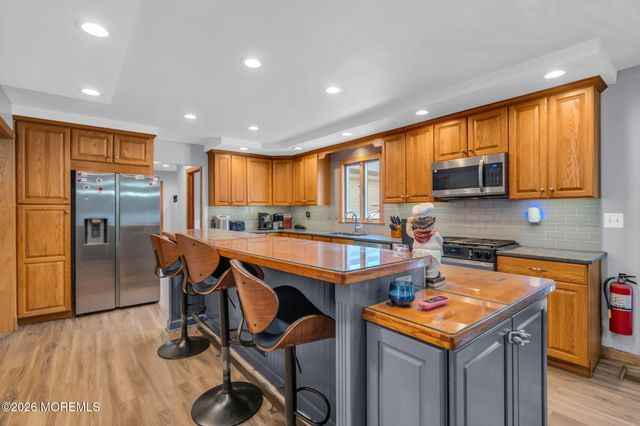 8 West Avenue, Old Bridge, NJ 08857