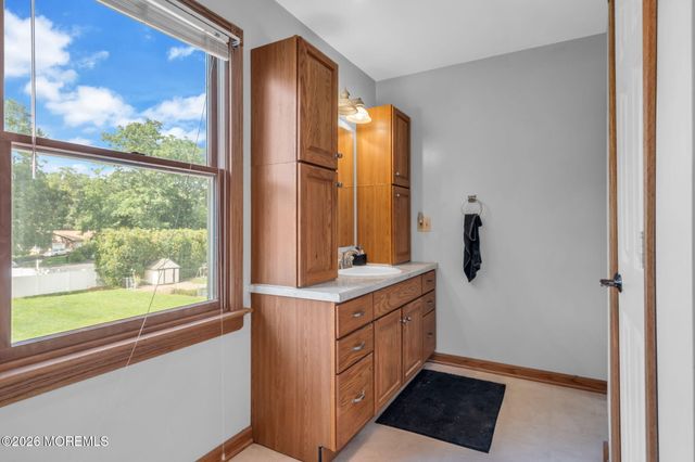 8 West Avenue, Old Bridge, NJ 08857