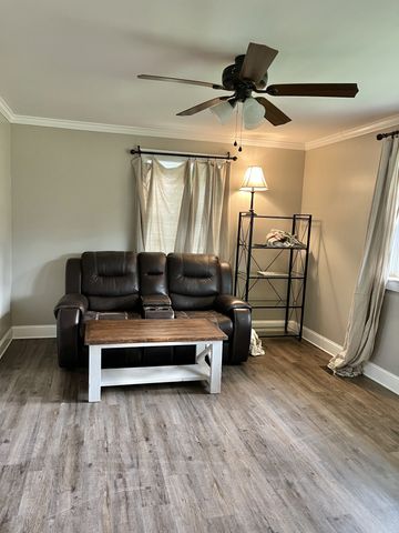 906 Saint Clair St, Tracy City, TN 37387