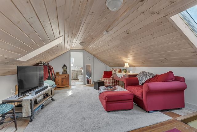 82 Cumberland Ave, North Attleboro, MA 02760